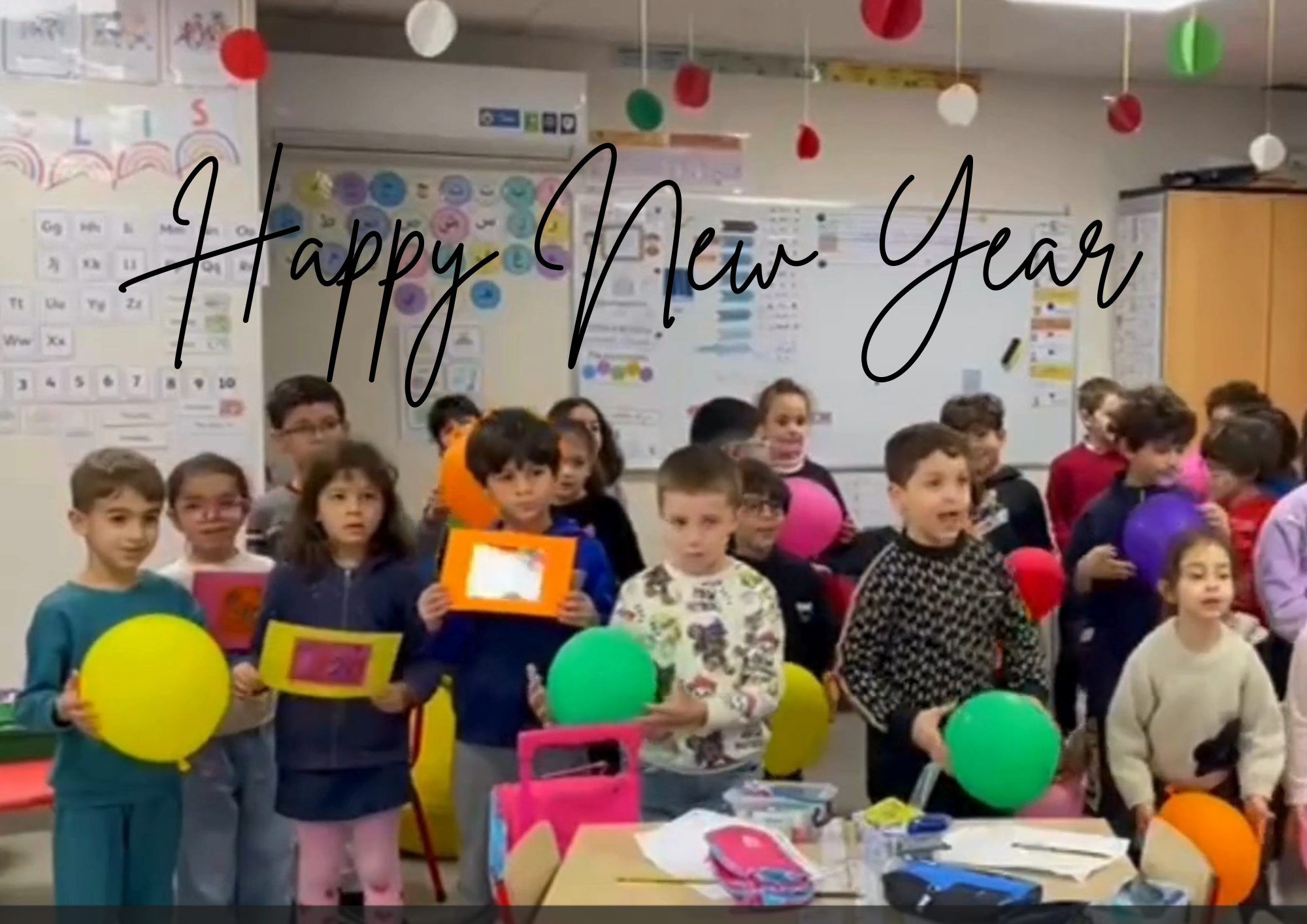 🎊 Les élèves de la maternelle au CM2 vous souhaitent une Happy New Year 🎉🎈 